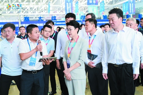 山东省人民政府副省长王桂英参观体博会